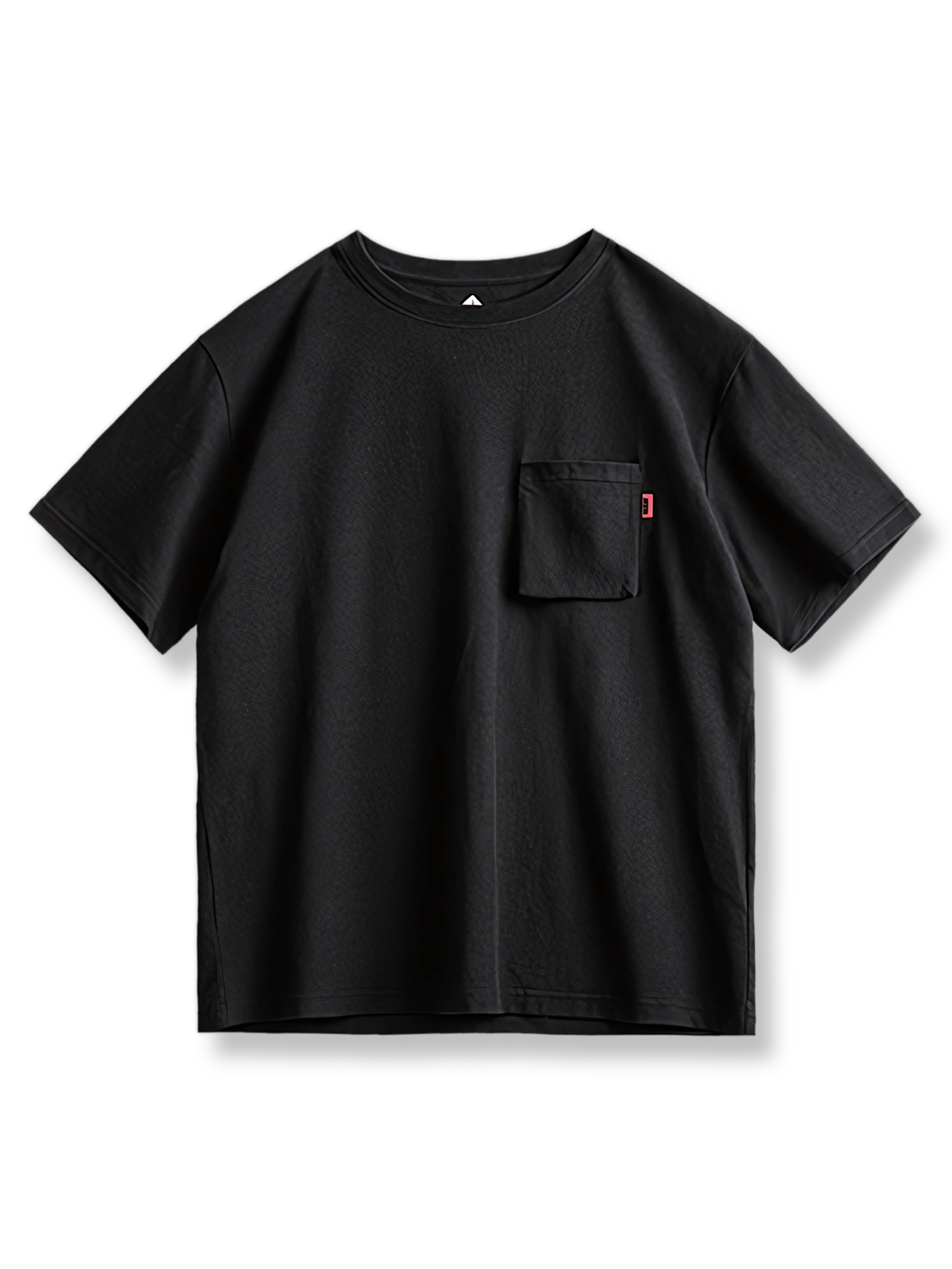 黒の基調に赤いパラシュートパターンレタリングがプリントされた半袖Tシャツ。