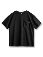 黒の基調に赤いパラシュートパターンレタリングがプリントされた半袖Tシャツ。