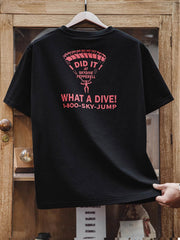 黒の基調に赤いパラシュートパターンレタリングがプリントされた半袖Tシャツ。