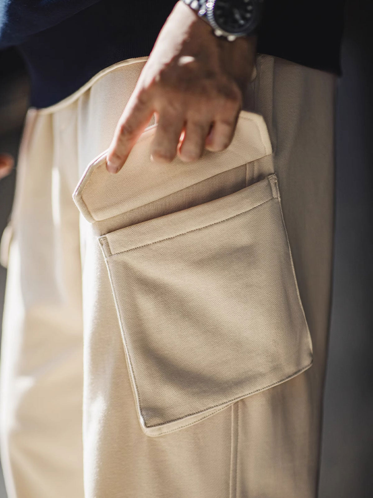 外側の斜めポケットとウエストのドローコードデザインの詳細画像