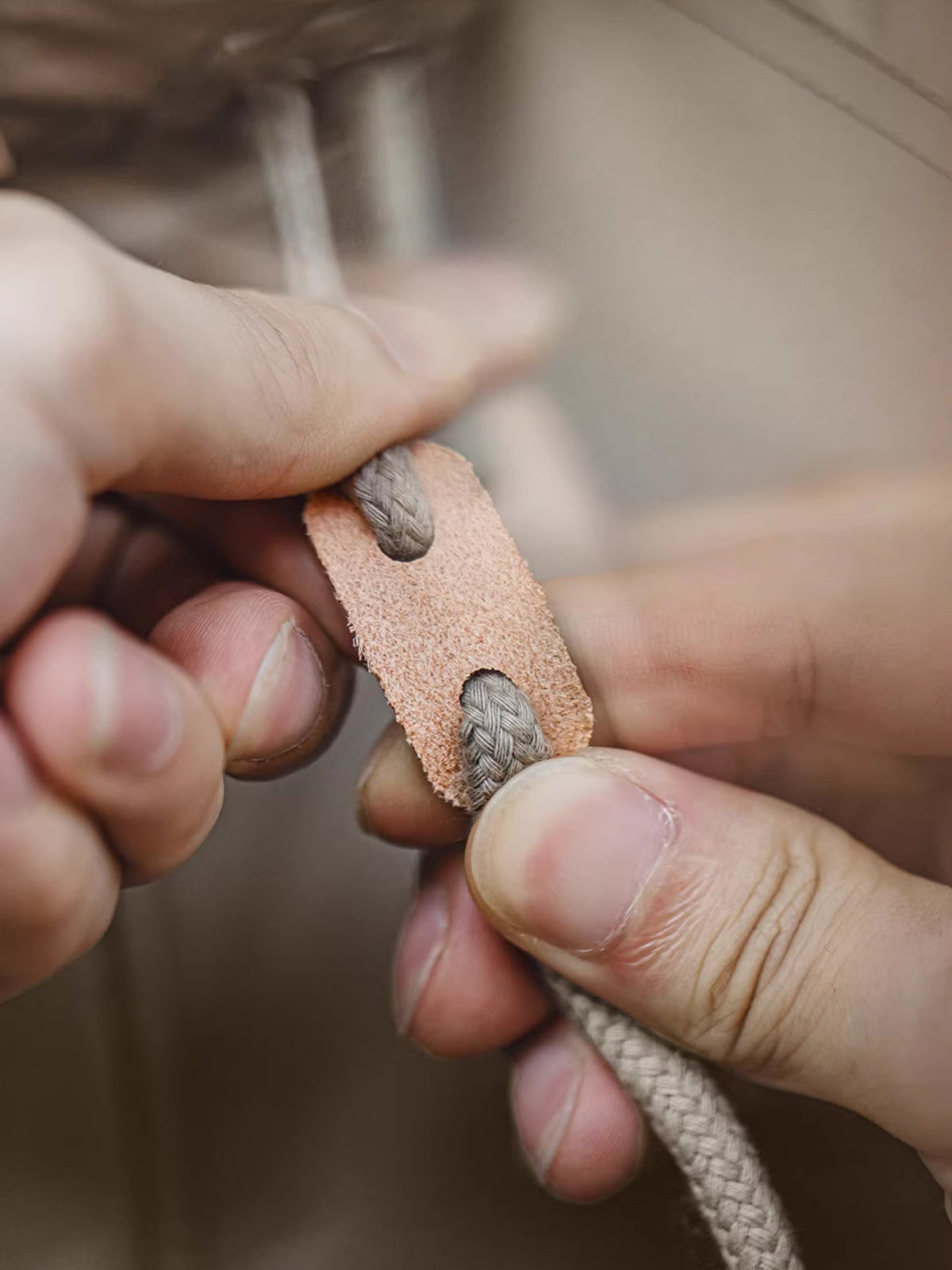 詳細画像：ワッフル編みの立体感あるディテールをクローズアップいたしました。触り心地が良く、ヴィンテージ感を演出するデザインでございます。
モデル画像：モデルがミドルゲージワッフル編みセーターを着用し、カジュアルでリラックス感のあるスタイリングを提案しております。