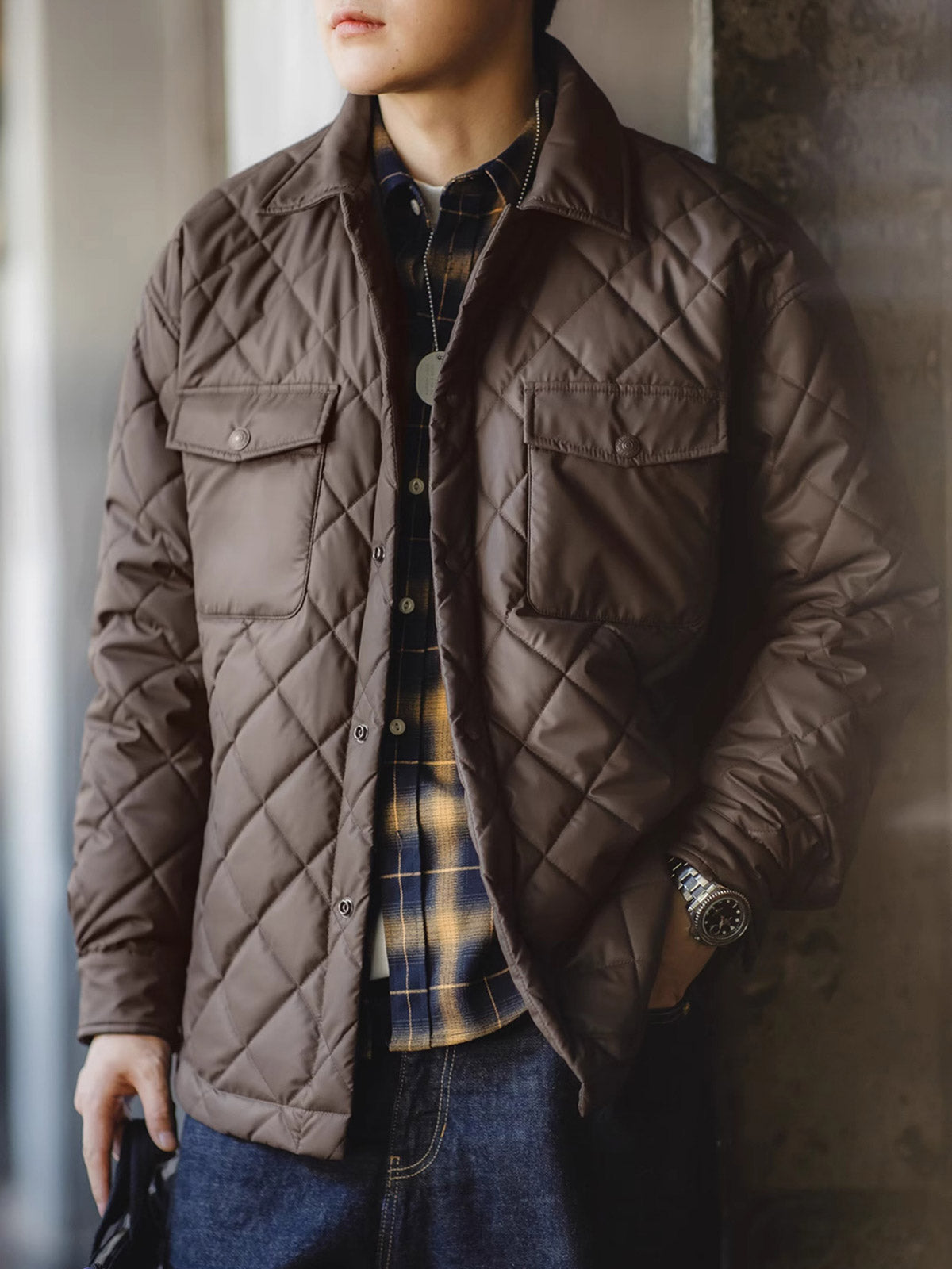 菱形キルティングジャケットを着用したヴィンテージスタイルのコーディネート