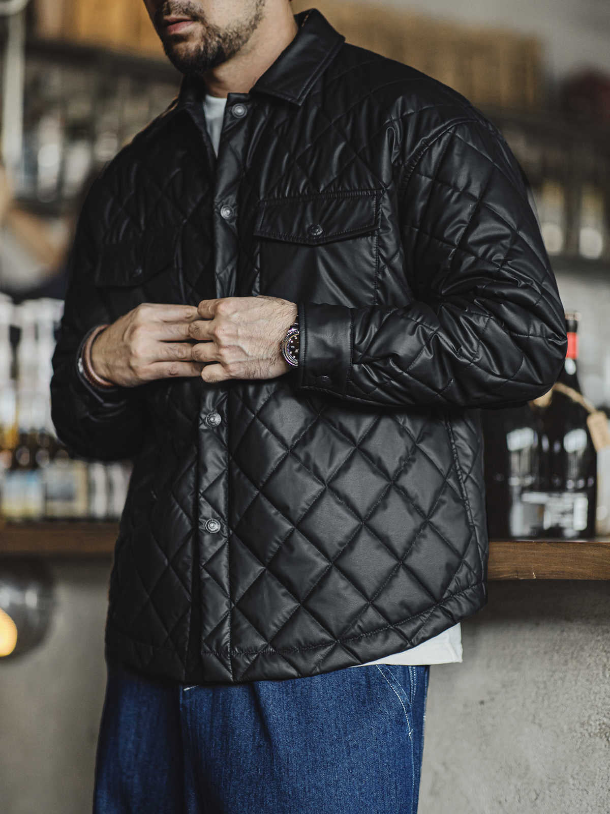 菱形キルティングジャケットを着用したヴィンテージスタイルのコーディネート