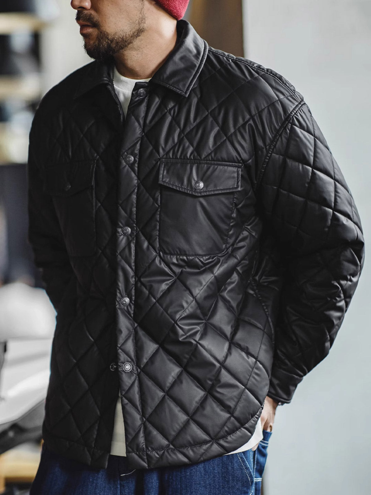 菱形キルティングジャケットを着用したヴィンテージスタイルのコーディネート