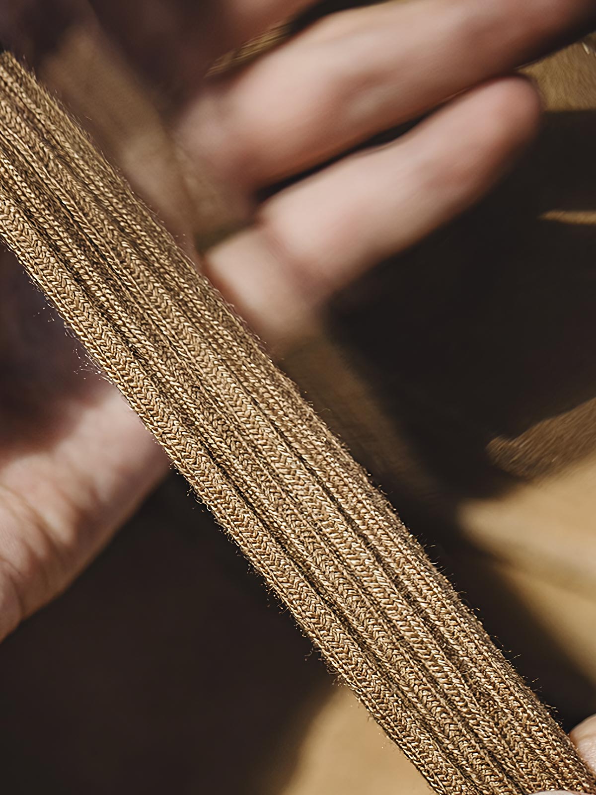 製品画像: ヴィンテージ風スエードレザーカンガルーシューズのサイドビュー展示。60年代のクラシックデザインが特徴的。
詳細画像: コルク粒入りミッドソールと波形ラバーアウトソールのディテール展示で、快適な履き心地を提供。