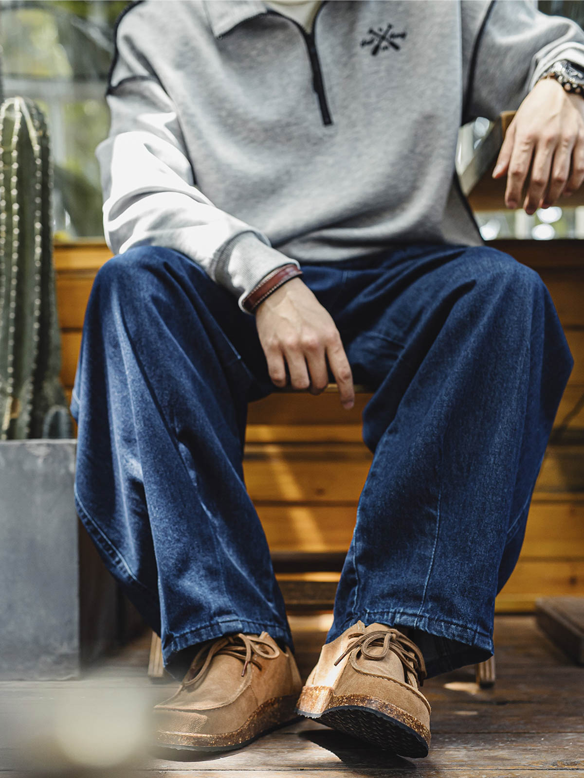 詳細画像: コルク粒入りミッドソールと波形ラバーアウトソールのディテール展示で、快適な履き心地を提供。
モデル画像: スエードレザーカンガルーシューズを淡色ソックスとコーディネートしたスタイリング例。