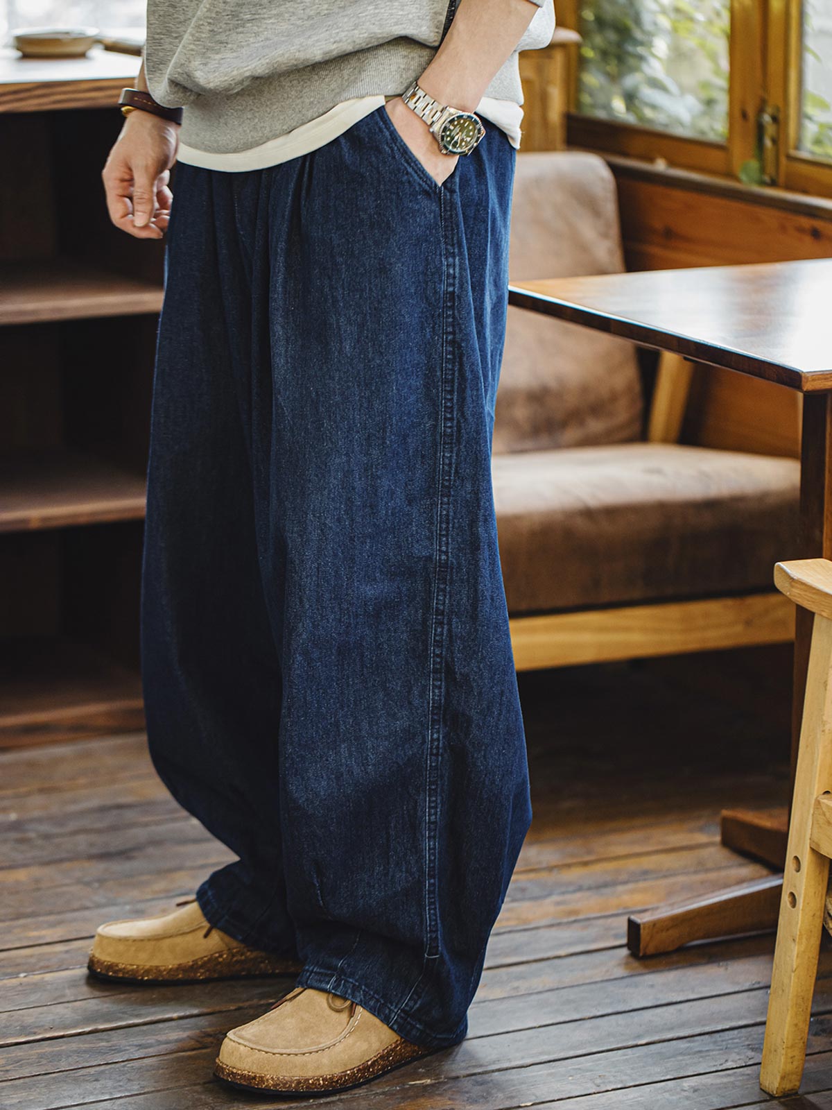 詳細画像: コルク粒入りミッドソールと波形ラバーアウトソールのディテール展示で、快適な履き心地を提供。
モデル画像: スエードレザーカンガルーシューズを淡色ソックスとコーディネートしたスタイリング例。