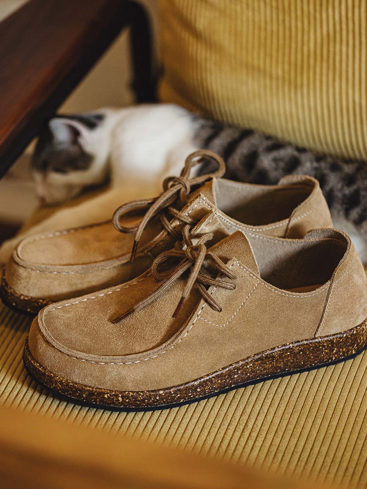 製品画像: ヴィンテージ風スエードレザーカンガルーシューズのサイドビュー展示。60年代のクラシックデザインが特徴的。
詳細画像: コルク粒入りミッドソールと波形ラバーアウトソールのディテール展示で、快適な履き心地を提供。