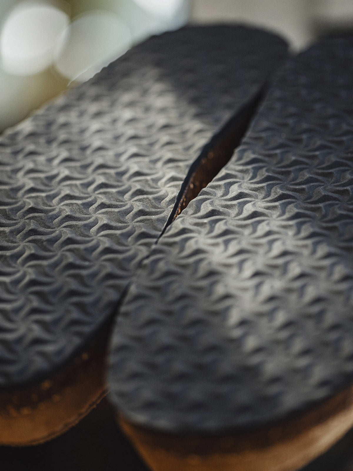 製品画像: ヴィンテージ風スエードレザーカンガルーシューズのサイドビュー展示。60年代のクラシックデザインが特徴的。
詳細画像: コルク粒入りミッドソールと波形ラバーアウトソールのディテール展示で、快適な履き心地を提供。