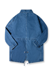 製品画像: アメカジレトロ風M65デニムフィッシュテールコートのフロントビュー。12.8オンスのインディゴデニム生地を使用し、クラシックでスタイリッシュなデザイン
詳細画像: フィッシュテールデザインとウエストドローコードのディテール。調整可能なシルエットで、快適なフィット感を提供