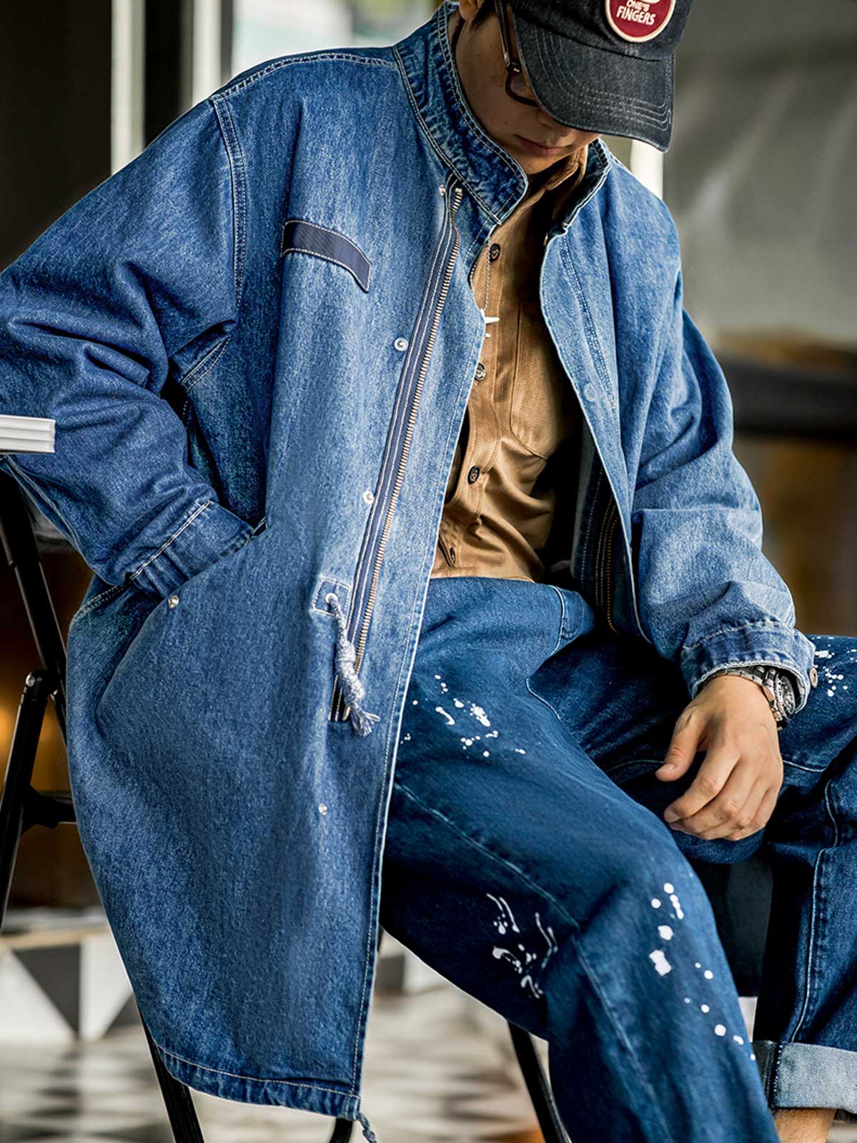 詳細画像: フィッシュテールデザインとウエストドローコードのディテール。調整可能なシルエットで、快適なフィット感を提供
モデル画像: モデルが着用したM65デニムフィッシュテールコートの全身スタイリング。秋のストリートカジュアルに最適なルーズフィットシルエット