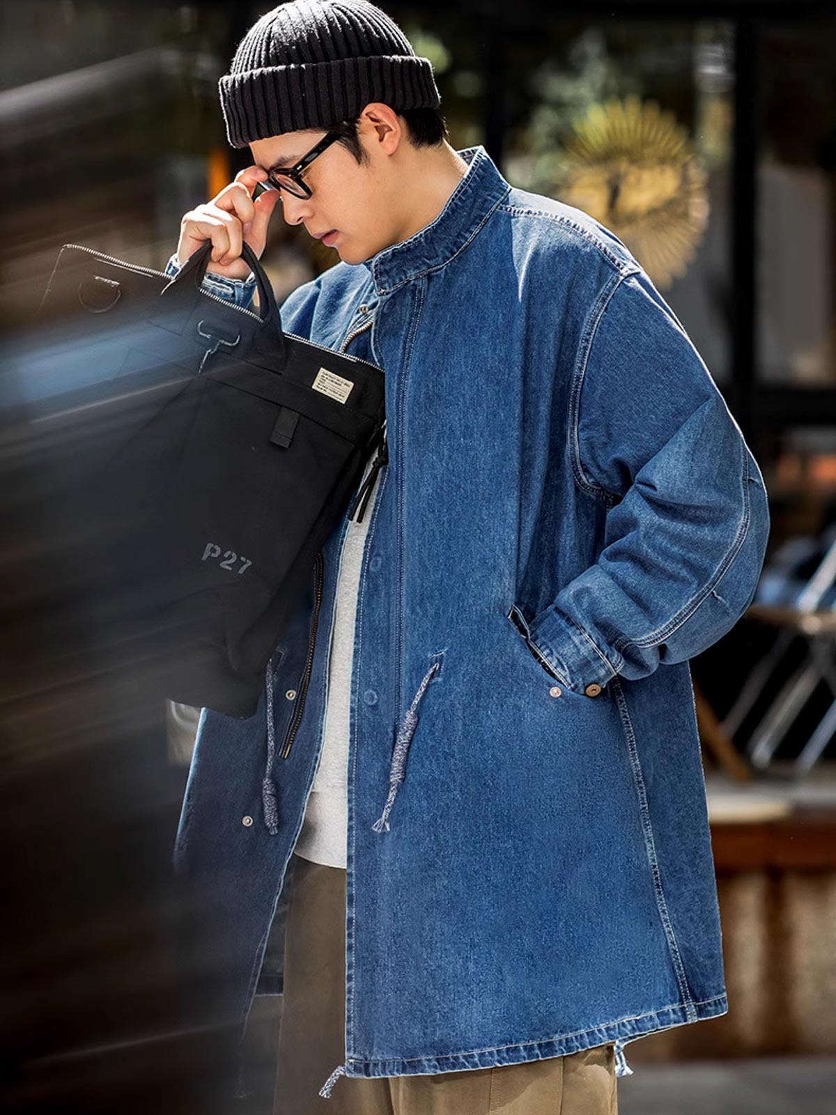 詳細画像: フィッシュテールデザインとウエストドローコードのディテール。調整可能なシルエットで、快適なフィット感を提供
モデル画像: モデルが着用したM65デニムフィッシュテールコートの全身スタイリング。秋のストリートカジュアルに最適なルーズフィットシルエット