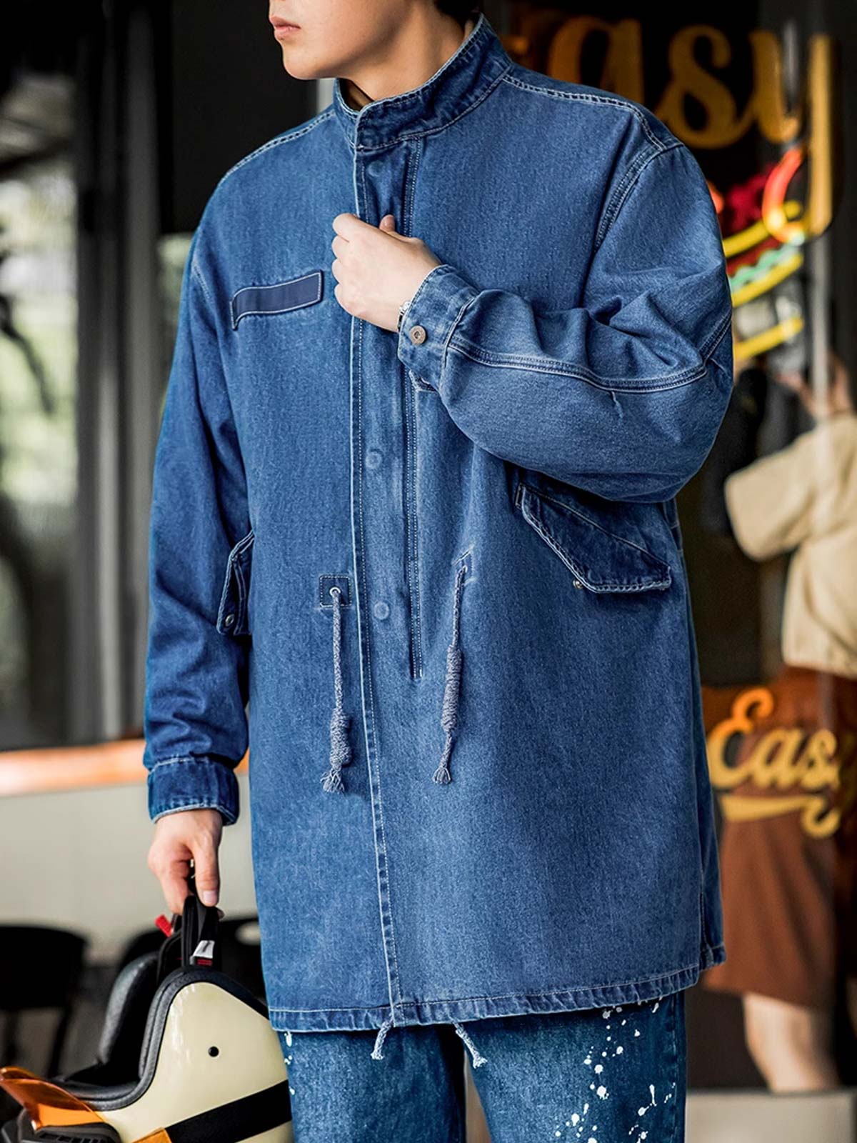 詳細画像: フィッシュテールデザインとウエストドローコードのディテール。調整可能なシルエットで、快適なフィット感を提供
モデル画像: モデルが着用したM65デニムフィッシュテールコートの全身スタイリング。秋のストリートカジュアルに最適なルーズフィットシルエット