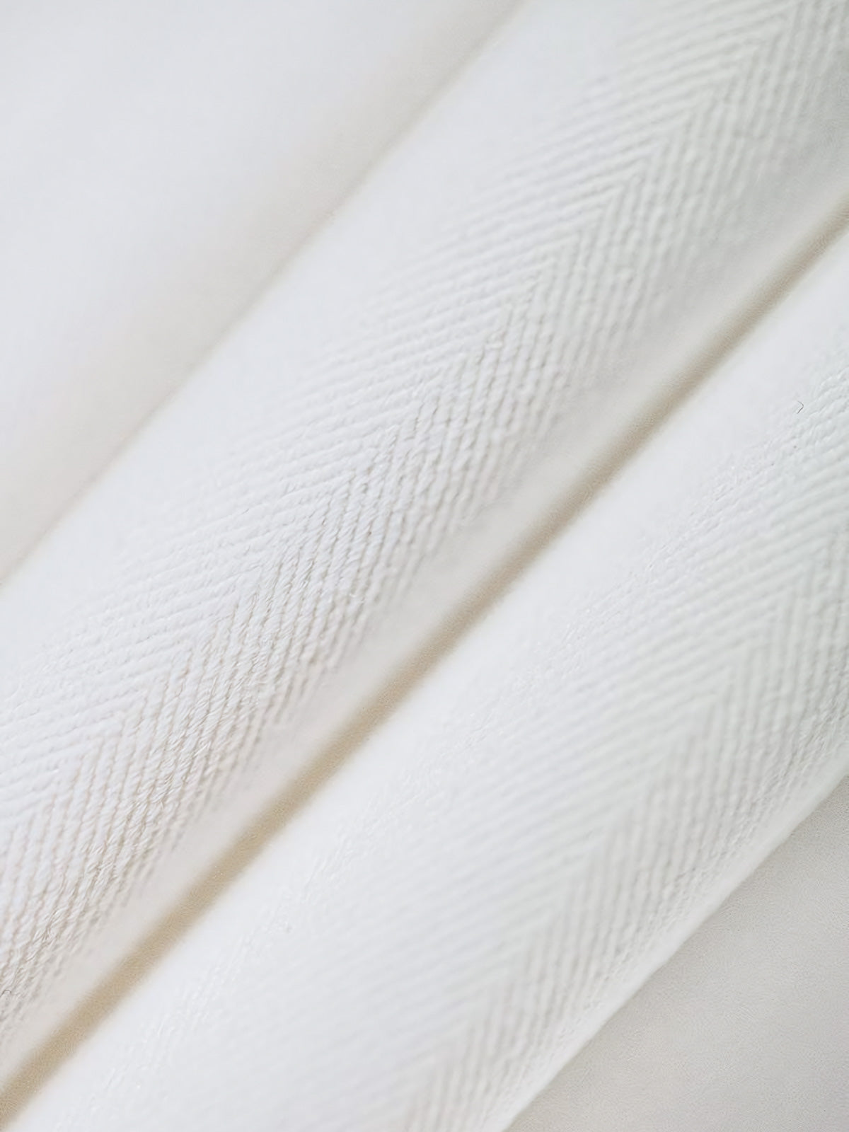 製品画像:
「ヘリンボーン ワーク オーバーシャツの正面全体展示図。19世紀クラシックな作業着シャツを改良したデザインで、ヘリンボーン生地の耐久性と快適性が特徴。黒いリベットをイメージした飾りとルーズフィットシルエットがヴィンテージ感を引き立てます。」

詳細画像:
「ヘリンボーン ワーク オーバーシャツのディテールクローズアップ。胸元に配置されたシングルポケットと黒いリベットをイメージした飾りがアクセントとなり、英字プリントがモダンな要素を加えています。ヘリンボーン生地が視覚的な立体感とヴィンテージ感を演出。」