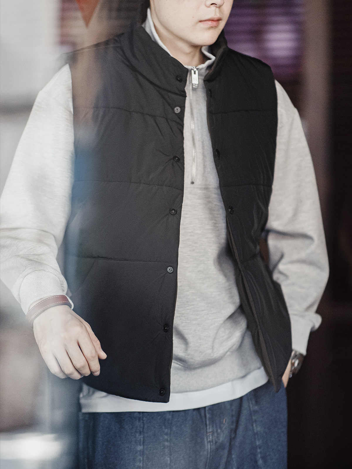 詳細画像: キルティングデザインとスナップボタン、内側と外側のスタイルのディテール
モデル画像: リバーシブルキルティング中綿ベストを着たモデル、日常カジュアルスタイルとアウトドアシーンを披露