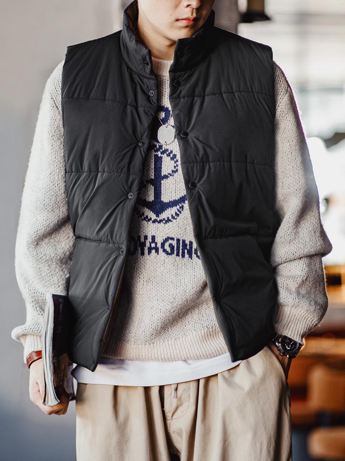 詳細画像: キルティングデザインとスナップボタン、内側と外側のスタイルのディテール
モデル画像: リバーシブルキルティング中綿ベストを着たモデル、日常カジュアルスタイルとアウトドアシーンを披露