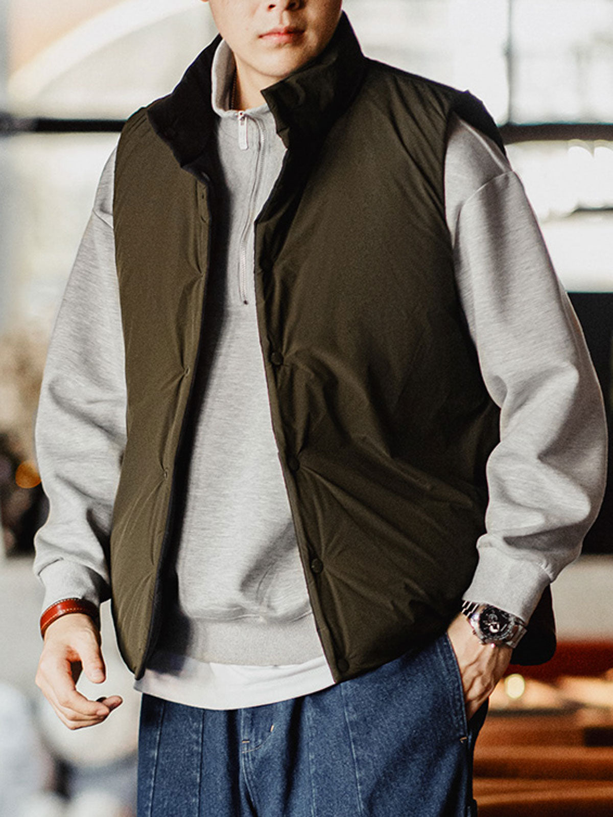 詳細画像: キルティングデザインとスナップボタン、内側と外側のスタイルのディテール
モデル画像: リバーシブルキルティング中綿ベストを着たモデル、日常カジュアルスタイルとアウトドアシーンを披露