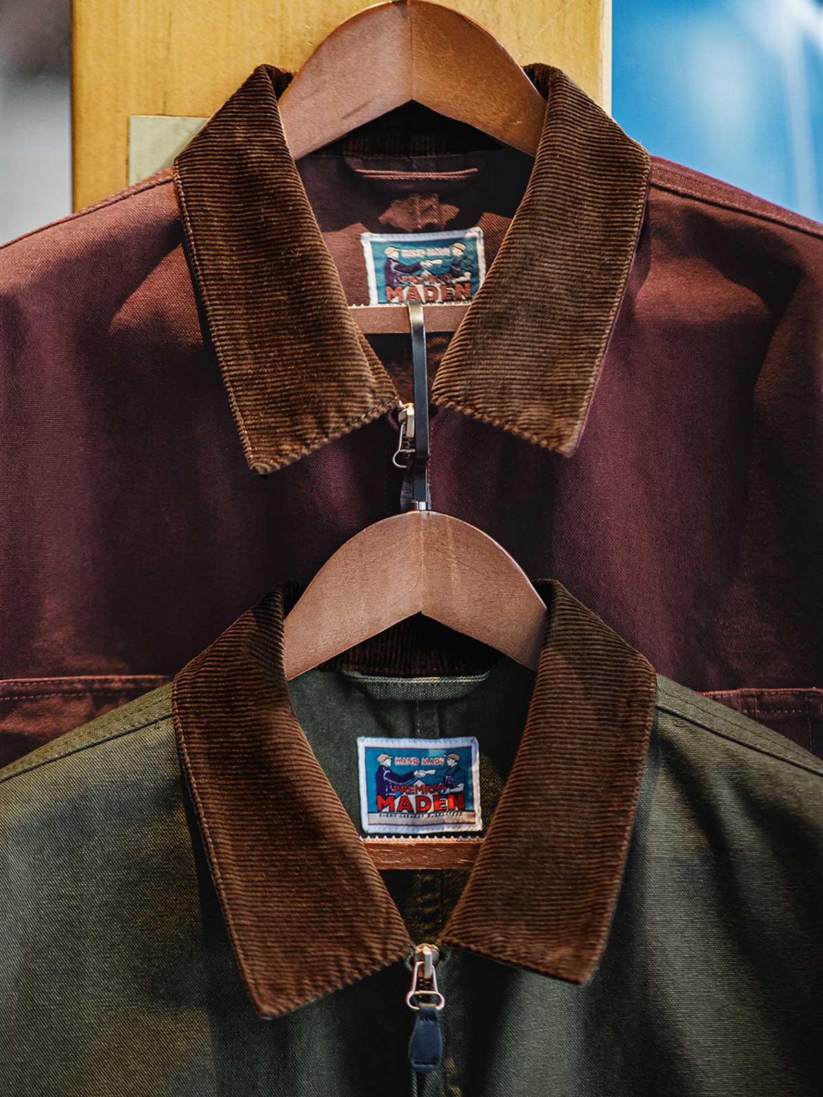 製品画像: デトロイトスタイルのコーデュロイ襟付きハンティングジャケットの平置き写真
詳細画像: コーデュロイ襟とサンダーバードレザーパッチのディテール