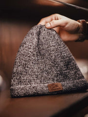 製品画像：ヴィンテージ風ツートーンニットビーニーの全体展示。グレーとブラウンの糸が織り交ぜられたシンプルで洗練されたデザインが特徴。
詳細画像：縁部分のディテールと編み糸のテクスチャーをクローズアップ。柔らかい素材で寒い季節にも快適。