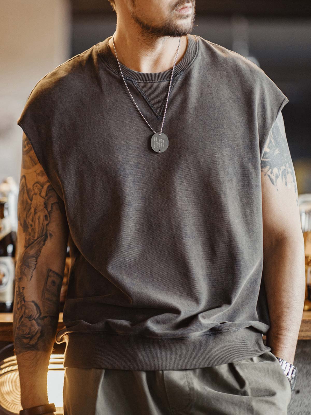 モデル画像：モデルがヴィンテージ風コットンリブタンクトップを着用