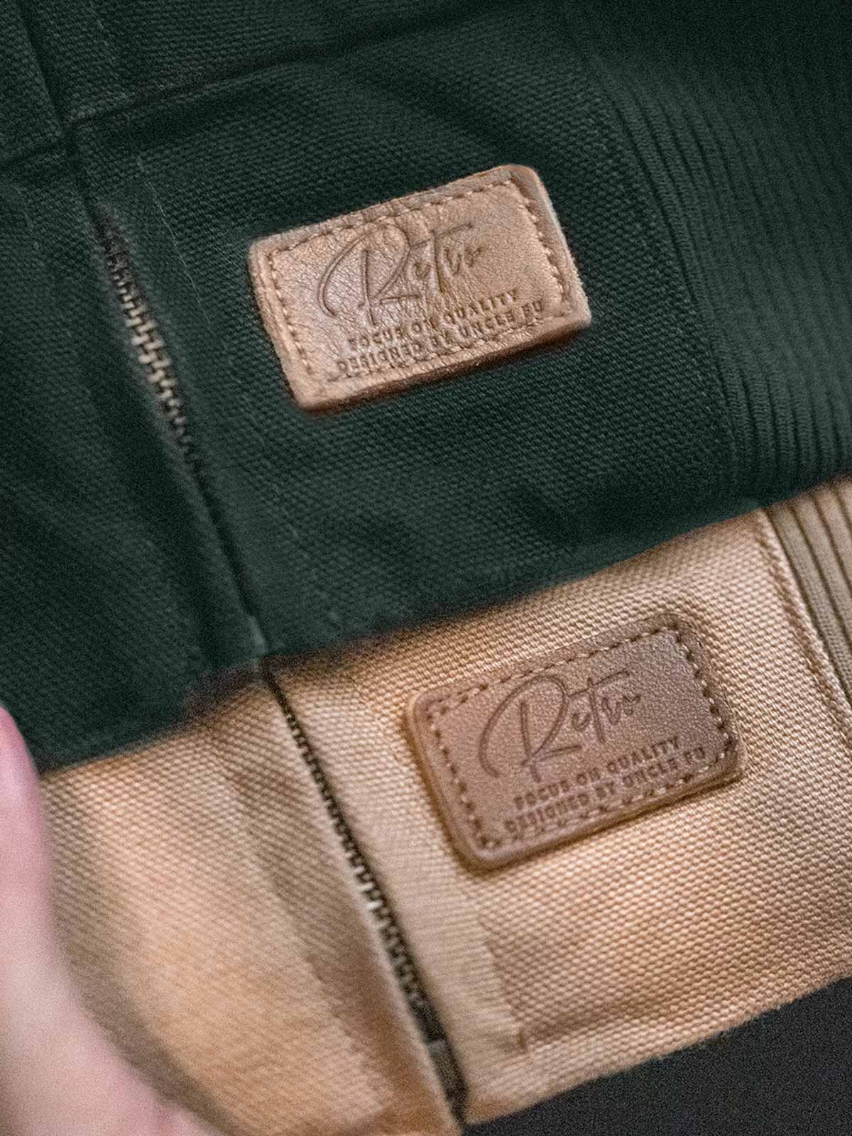 製品画像: ヴィンテージ ヘビーウェイト サンタフェキャンバスジャケット
詳細画像: ジャケットのディテール、レザーエンボスロゴとブロンズジップ