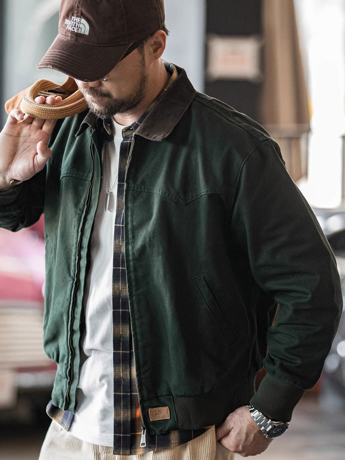 詳細画像: ジャケットのディテール、レザーエンボスロゴとブロンズジップ
モデル画像: モデルが着用するヴィンテージ ヘビーウェイト サンタフェキャンバスジャケット