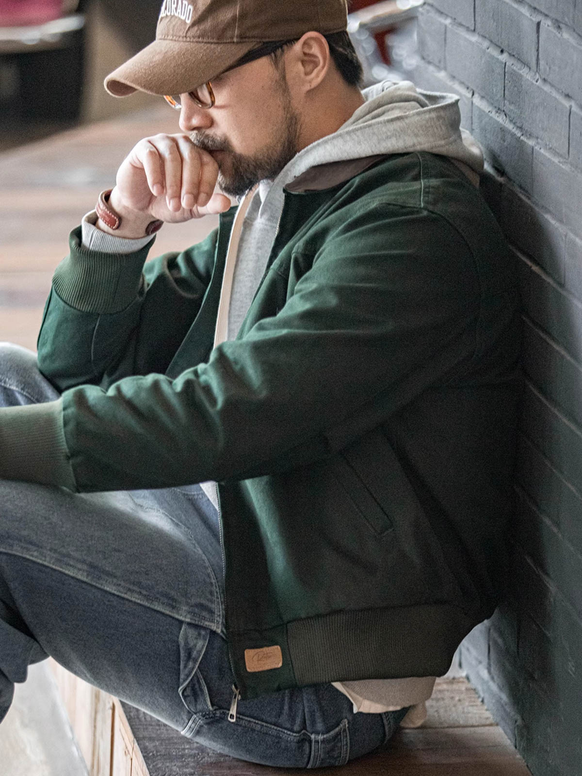 詳細画像: ジャケットのディテール、レザーエンボスロゴとブロンズジップ
モデル画像: モデルが着用するヴィンテージ ヘビーウェイト サンタフェキャンバスジャケット