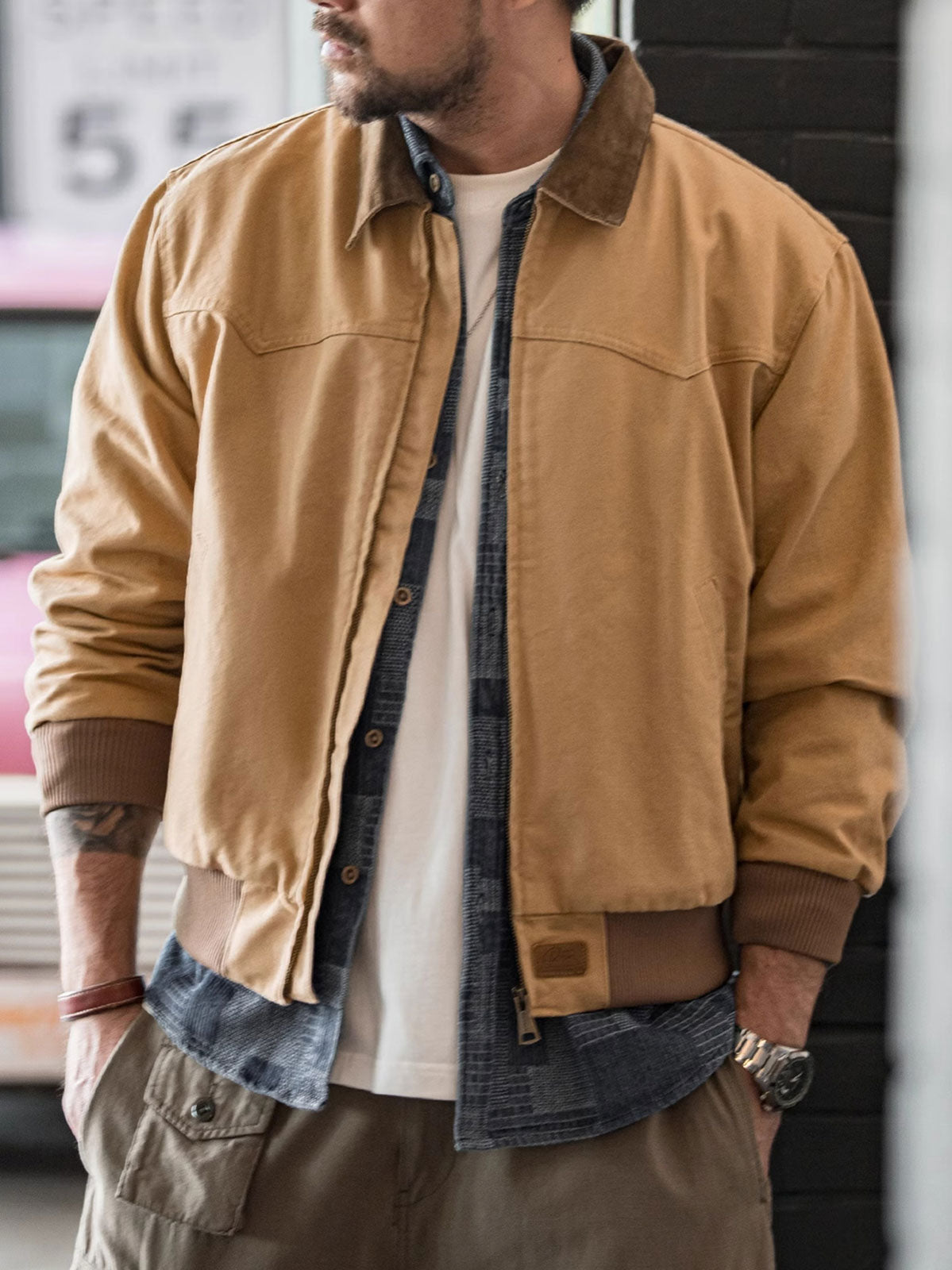 詳細画像: ジャケットのディテール、レザーエンボスロゴとブロンズジップ
モデル画像: モデルが着用するヴィンテージ ヘビーウェイト サンタフェキャンバスジャケット