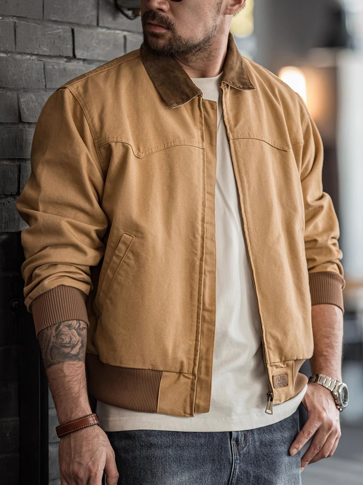 詳細画像: ジャケットのディテール、レザーエンボスロゴとブロンズジップ
モデル画像: モデルが着用するヴィンテージ ヘビーウェイト サンタフェキャンバスジャケット