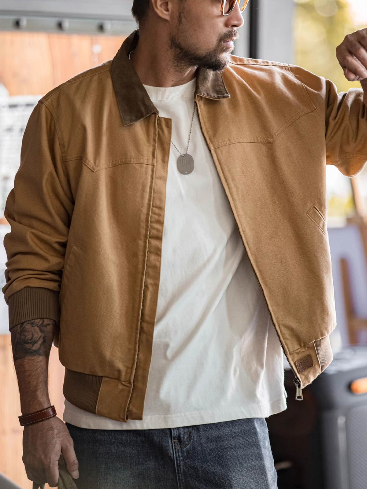 詳細画像: ジャケットのディテール、レザーエンボスロゴとブロンズジップ
モデル画像: モデルが着用するヴィンテージ ヘビーウェイト サンタフェキャンバスジャケット