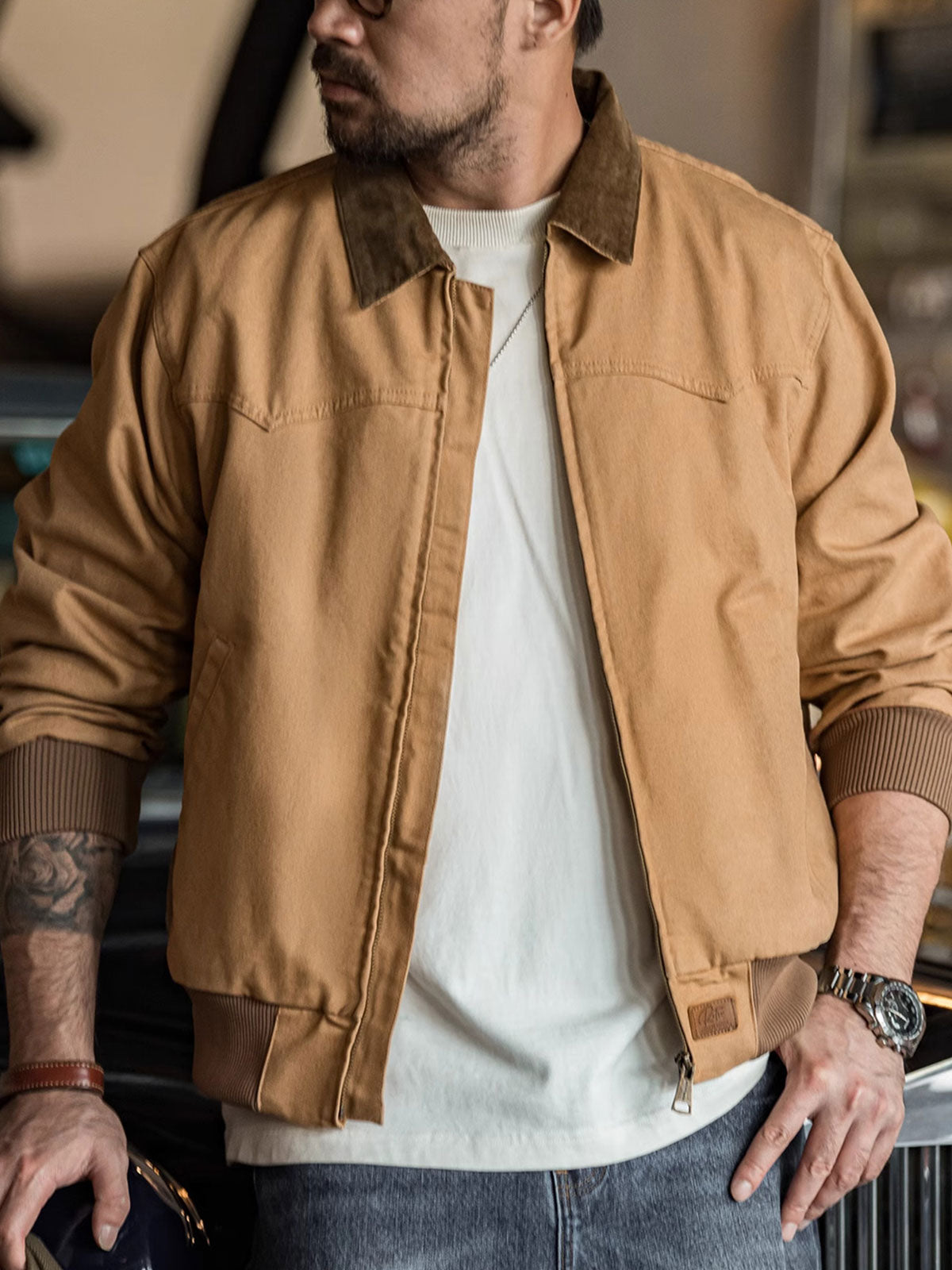 詳細画像: ジャケットのディテール、レザーエンボスロゴとブロンズジップ
モデル画像: モデルが着用するヴィンテージ ヘビーウェイト サンタフェキャンバスジャケット