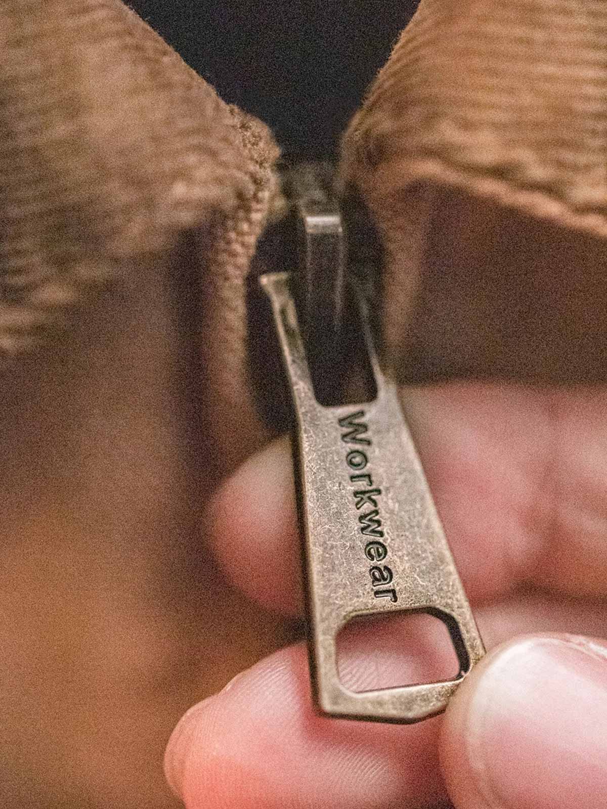 製品画像: ヴィンテージ ヘビーウェイト サンタフェキャンバスジャケット
詳細画像: ジャケットのディテール、レザーエンボスロゴとブロンズジップ