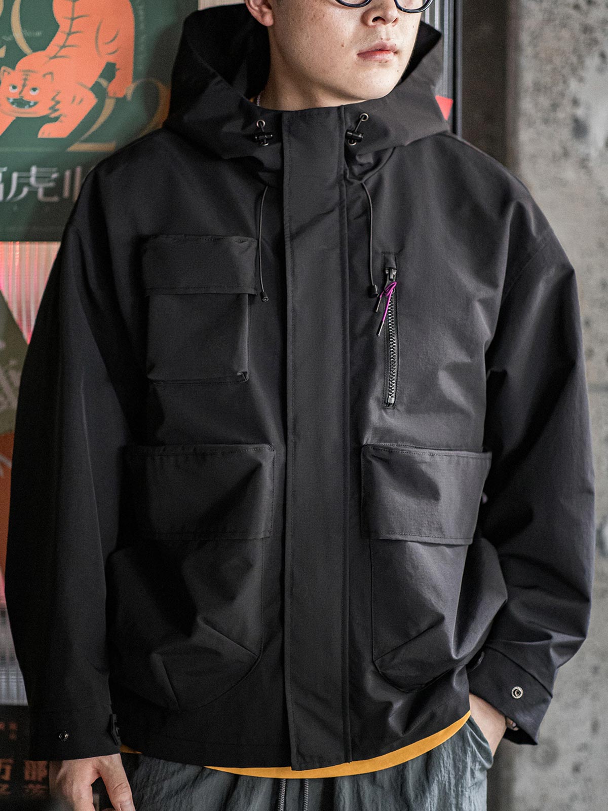 詳細画像: グロメットジッパーとレインシェルデザインのディテール、防護性能
モデル画像: モデル着用 テクニカルジャケット 全身、Gorpcoreスタイルに最適