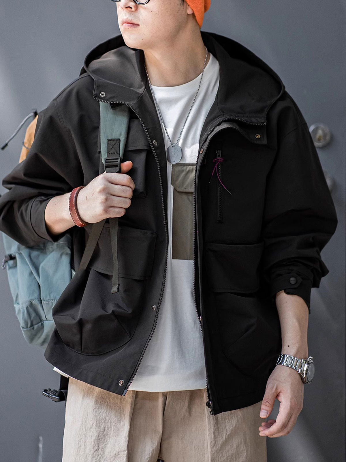 詳細画像: グロメットジッパーとレインシェルデザインのディテール、防護性能
モデル画像: モデル着用 テクニカルジャケット 全身、Gorpcoreスタイルに最適