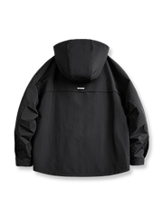 製品画像: 三つポケット撥水性フード付きテクニカルジャケット 正面、アウトドアから都市通勤まで対応
詳細画像: グロメットジッパーとレインシェルデザインのディテール、防護性能