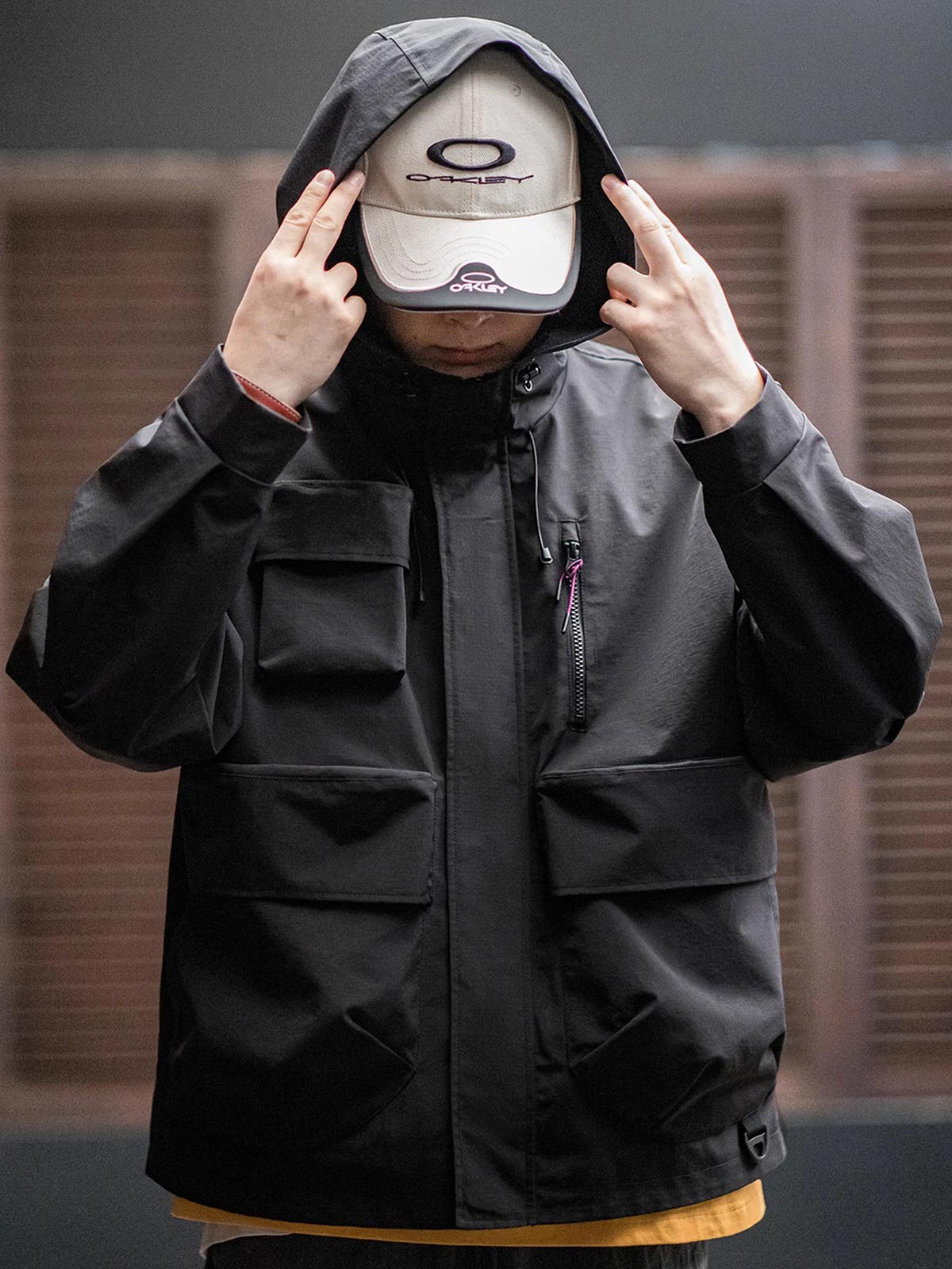 詳細画像: グロメットジッパーとレインシェルデザインのディテール、防護性能
モデル画像: モデル着用 テクニカルジャケット 全身、Gorpcoreスタイルに最適