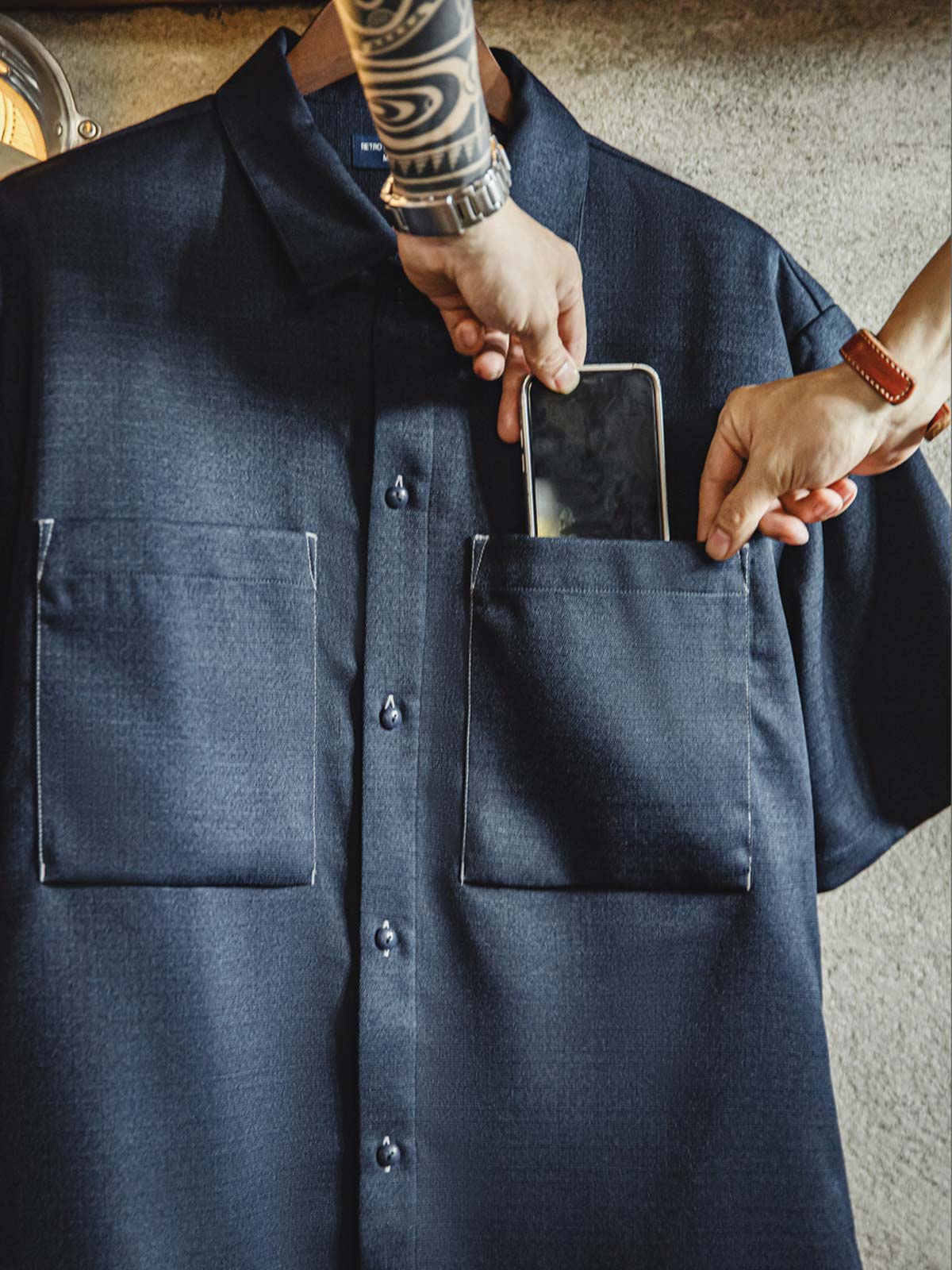 シャツの3D凹凸テクスチャのクローズアップ。98.8% PET繊維と1.2% スパンデックスの混紡素材が視覚的にも触感的にもユニークな体験を提供し、ノンアイロン特性によりメンテナンスが容易です。