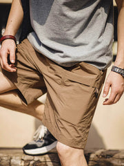 大きめポケットと防水素材の詳細図モデルが着用したアメリカンレトロ大きめポケット防水ショーツ