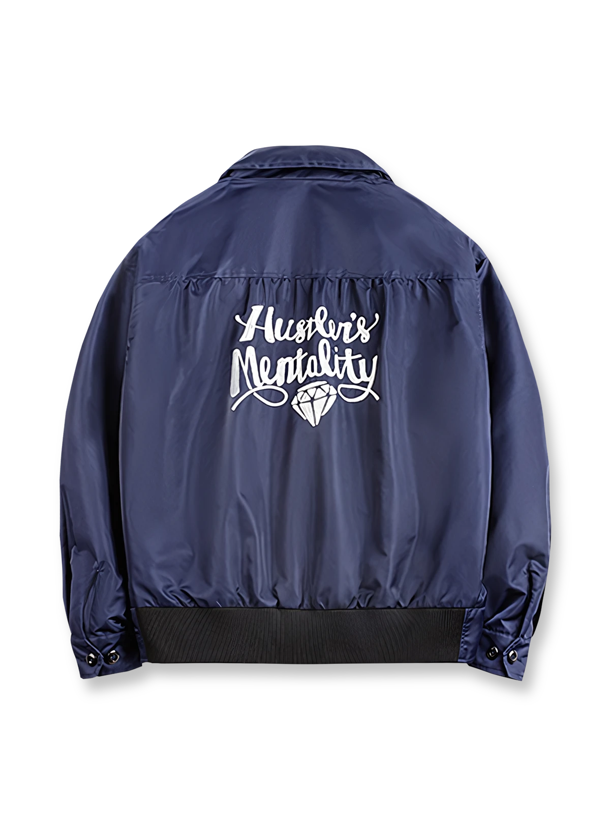 製品画像
「ミッドナイトネイビーのヴィンテージ感あふれる軽量刺繍ワークジャケット正面展示写真。150gナイロン素材とクラシックなフレーザータータンチェック裏地を組み合わせた秋冬の個性的な一着。」

詳細画像
「背面に施された『Hustle is Mentality』スローガンとダイヤモンド型チェーン刺繍のディテール写真。クラシックなデザインと挑戦者の精神を象徴するヴィンテージスタイルのジャケット。」