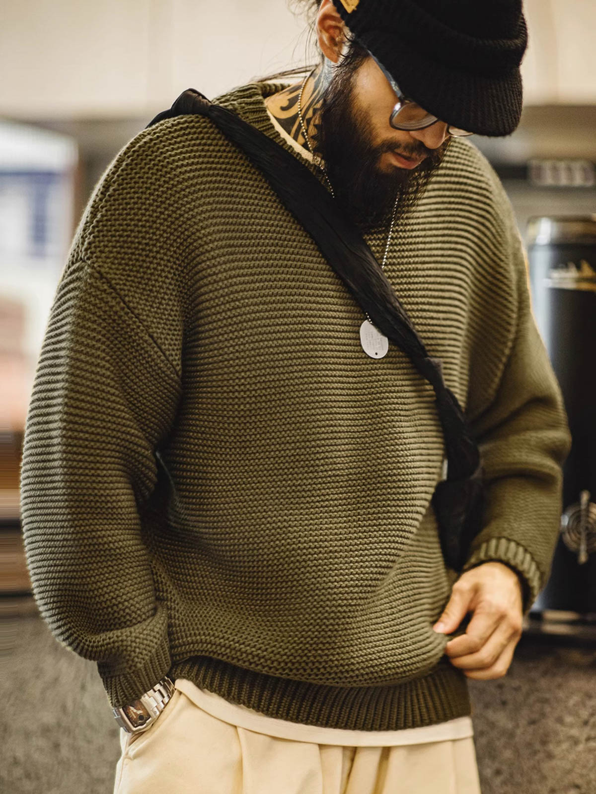 詳細画像: ニットの編み目が立体的に見えるディテール画像。粗い糸で編まれた質感が、ヴィンテージ調の雰囲気を引き出し、耐久性の高さと毛玉の付きにくさを表現。

モデル画像: モデルがヴィンテージ風の重厚な厚手テクスチャーニットセーターを着用している様子。スマイルカーブネックのデザインが映え、ゆったりとしたドロップショルダーで、冬のレイヤードコーディネートにも最適なシルエット。