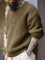 詳細画像: ニットの編み目が立体的に見えるディテール画像。粗い糸で編まれた質感が、ヴィンテージ調の雰囲気を引き出し、耐久性の高さと毛玉の付きにくさを表現。

モデル画像: モデルがヴィンテージ風の重厚な厚手テクスチャーニットセーターを着用している様子。スマイルカーブネックのデザインが映え、ゆったりとしたドロップショルダーで、冬のレイヤードコーディネートにも最適なシルエット。