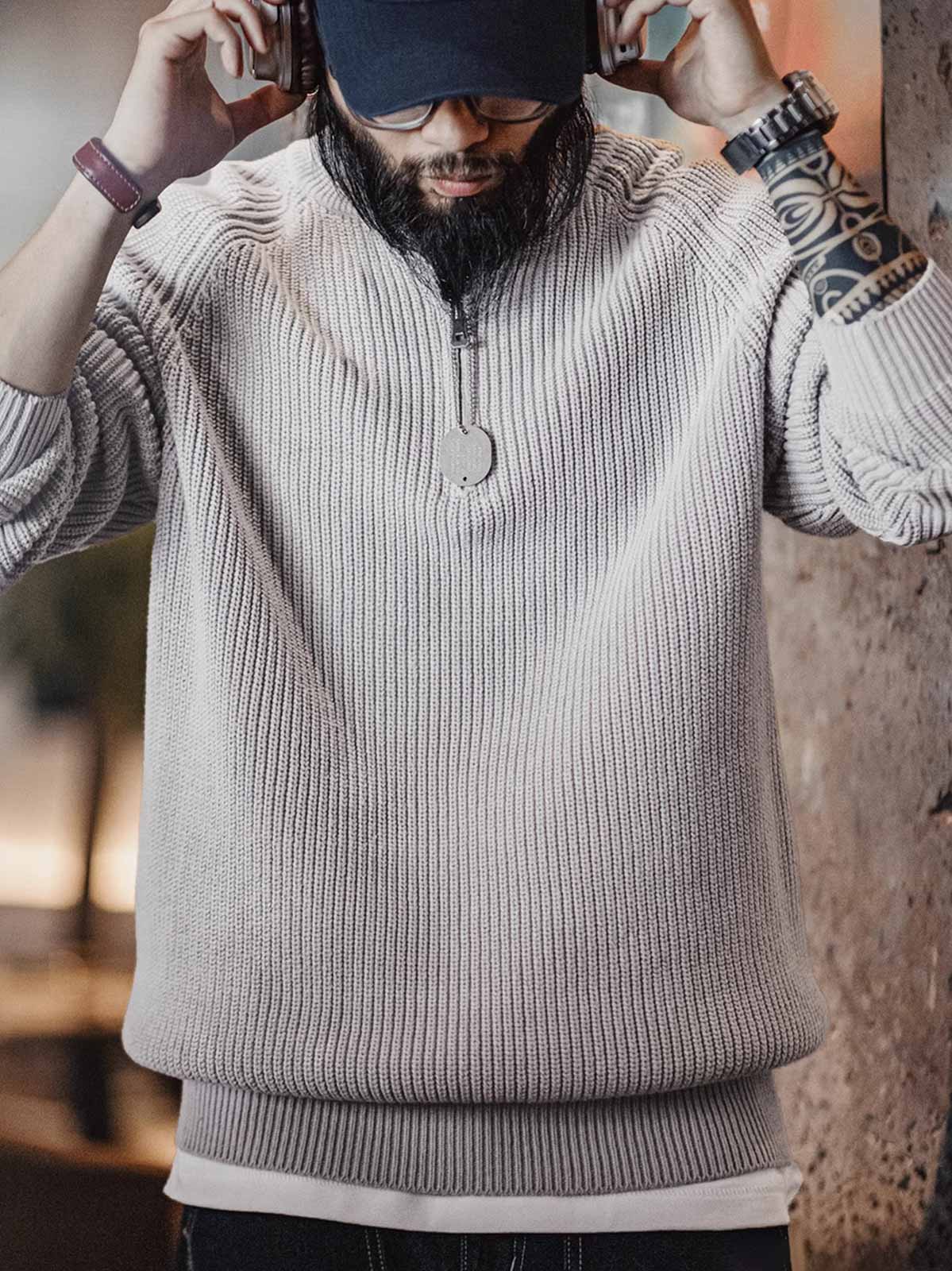 詳細画像: ハーフジップと縦リブの珠編みテクスチャーのディテール表示。しっかりとした編み地が立体感を生み、ヴィンテージ感が引き立つ仕上がり。

モデル画像: モデル着用のヴィンテージスタイルのニットセーター。レイヤードにも一枚でも楽しめる、クラシックな着こなし。