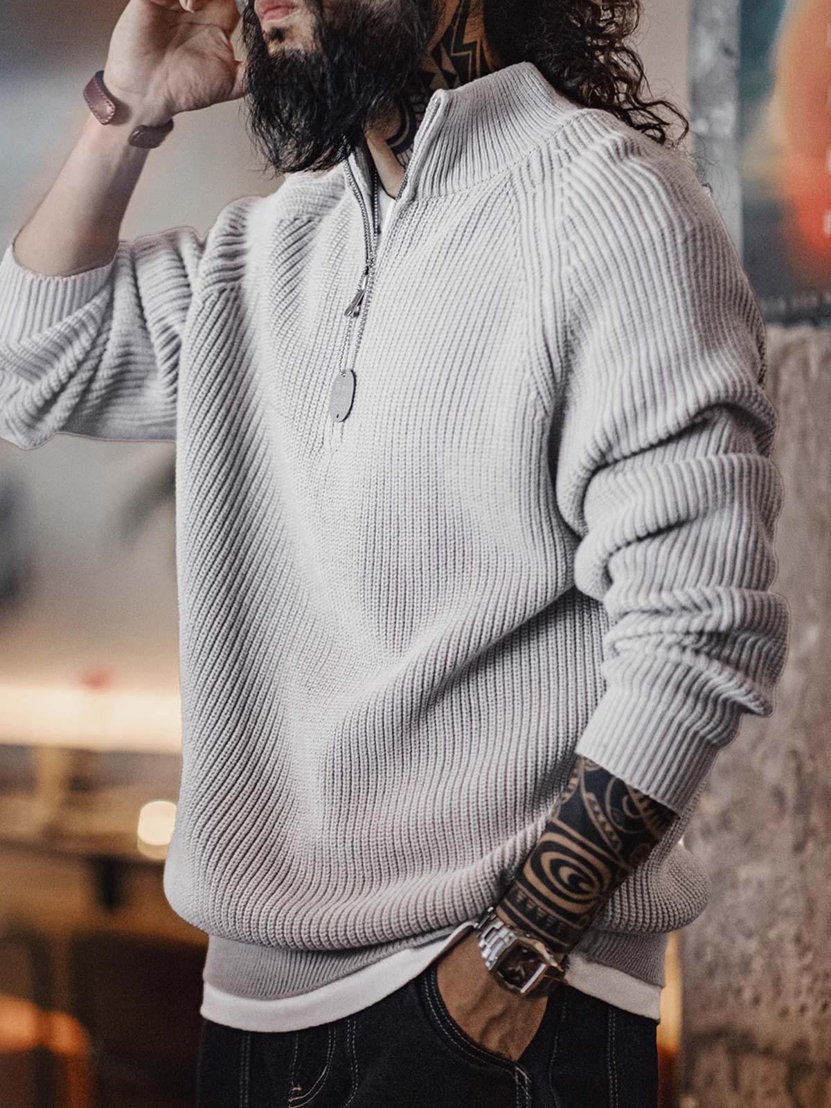 詳細画像: ハーフジップと縦リブの珠編みテクスチャーのディテール表示。しっかりとした編み地が立体感を生み、ヴィンテージ感が引き立つ仕上がり。

モデル画像: モデル着用のヴィンテージスタイルのニットセーター。レイヤードにも一枚でも楽しめる、クラシックな着こなし。