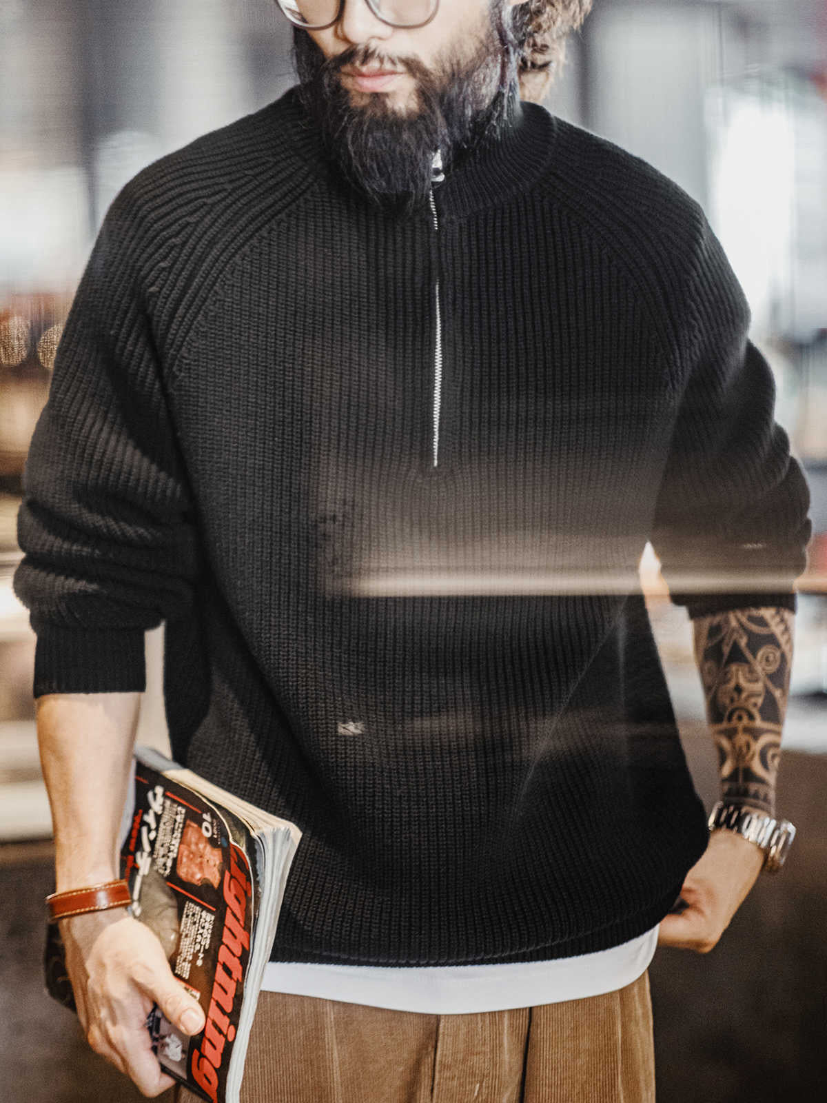 詳細画像: ハーフジップと縦リブの珠編みテクスチャーのディテール表示。しっかりとした編み地が立体感を生み、ヴィンテージ感が引き立つ仕上がり。

モデル画像: モデル着用のヴィンテージスタイルのニットセーター。レイヤードにも一枚でも楽しめる、クラシックな着こなし。