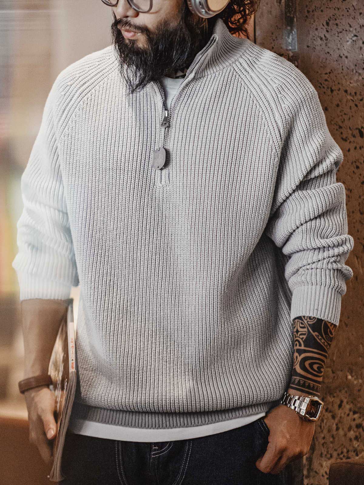 詳細画像: ハーフジップと縦リブの珠編みテクスチャーのディテール表示。しっかりとした編み地が立体感を生み、ヴィンテージ感が引き立つ仕上がり。

モデル画像: モデル着用のヴィンテージスタイルのニットセーター。レイヤードにも一枚でも楽しめる、クラシックな着こなし。