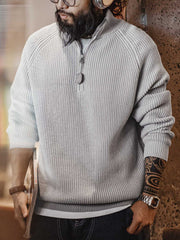 詳細画像: ハーフジップと縦リブの珠編みテクスチャーのディテール表示。しっかりとした編み地が立体感を生み、ヴィンテージ感が引き立つ仕上がり。

モデル画像: モデル着用のヴィンテージスタイルのニットセーター。レイヤードにも一枚でも楽しめる、クラシックな着こなし。