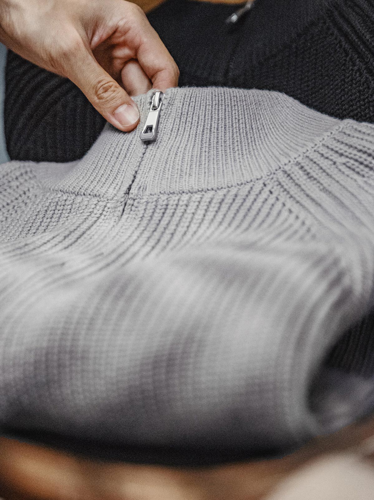 製品画像: アメリカンヴィンテージ風ハーフジップスタンドカラーニット全体表示。縦リブの珠編みデザインと柔らかな触感が特徴で、秋冬にぴったりのデザイン。

詳細画像: ハーフジップと縦リブの珠編みテクスチャーのディテール表示。しっかりとした編み地が立体感を生み、ヴィンテージ感が引き立つ仕上がり。