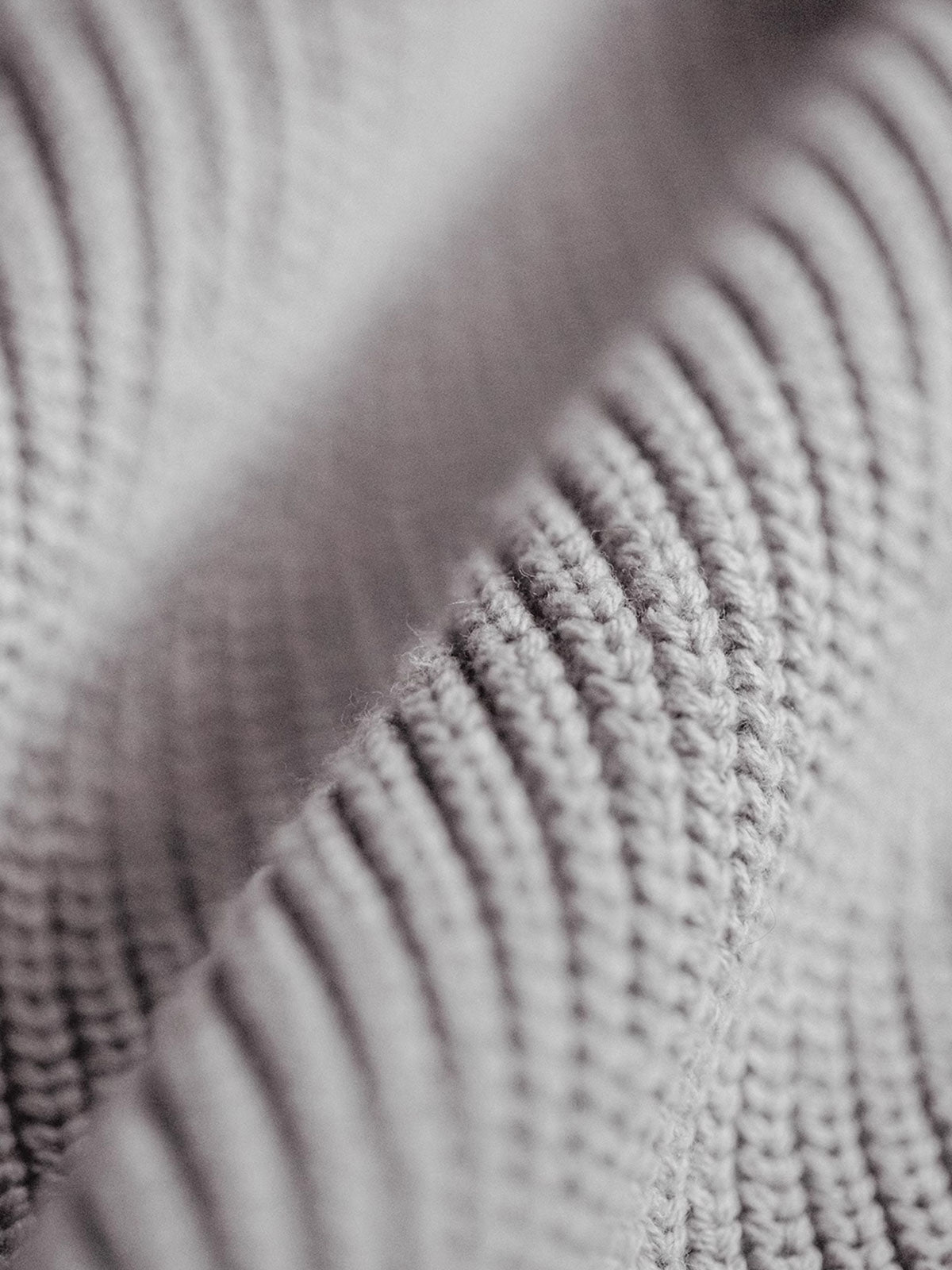 製品画像: アメリカンヴィンテージ風ハーフジップスタンドカラーニット全体表示。縦リブの珠編みデザインと柔らかな触感が特徴で、秋冬にぴったりのデザイン。

詳細画像: ハーフジップと縦リブの珠編みテクスチャーのディテール表示。しっかりとした編み地が立体感を生み、ヴィンテージ感が引き立つ仕上がり。