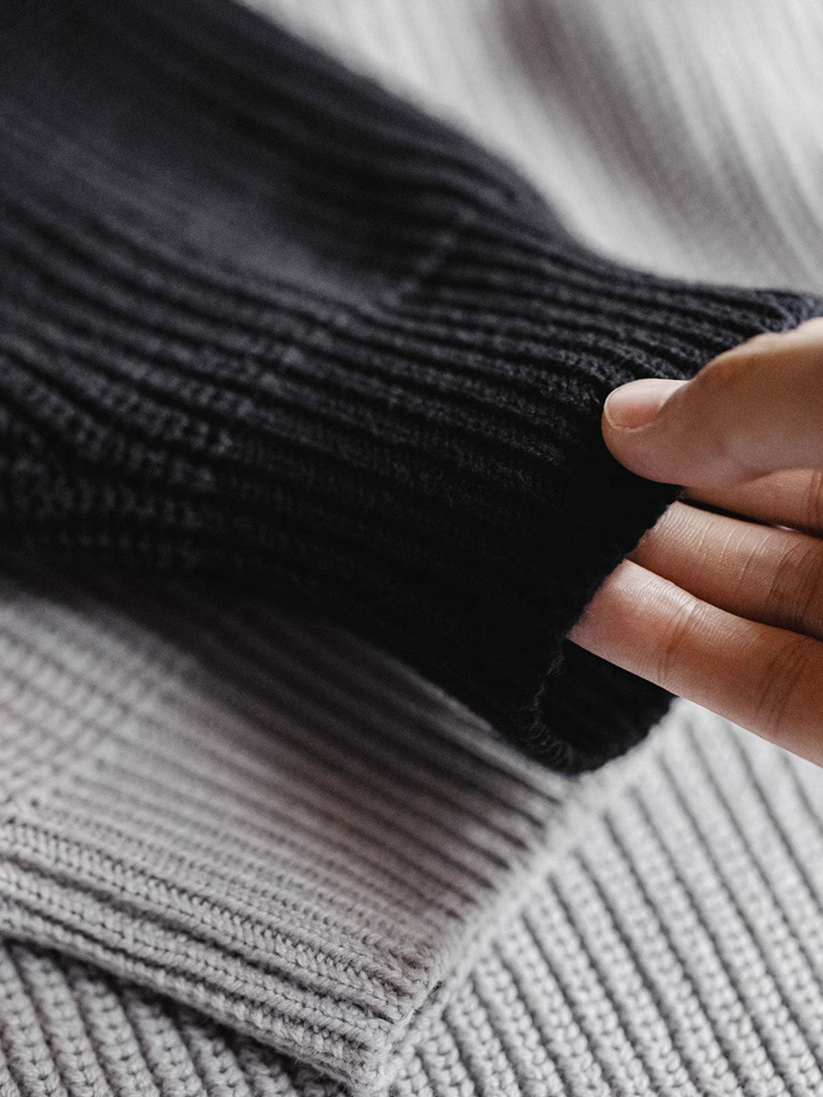 製品画像: アメリカンヴィンテージ風ハーフジップスタンドカラーニット全体表示。縦リブの珠編みデザインと柔らかな触感が特徴で、秋冬にぴったりのデザイン。

詳細画像: ハーフジップと縦リブの珠編みテクスチャーのディテール表示。しっかりとした編み地が立体感を生み、ヴィンテージ感が引き立つ仕上がり。