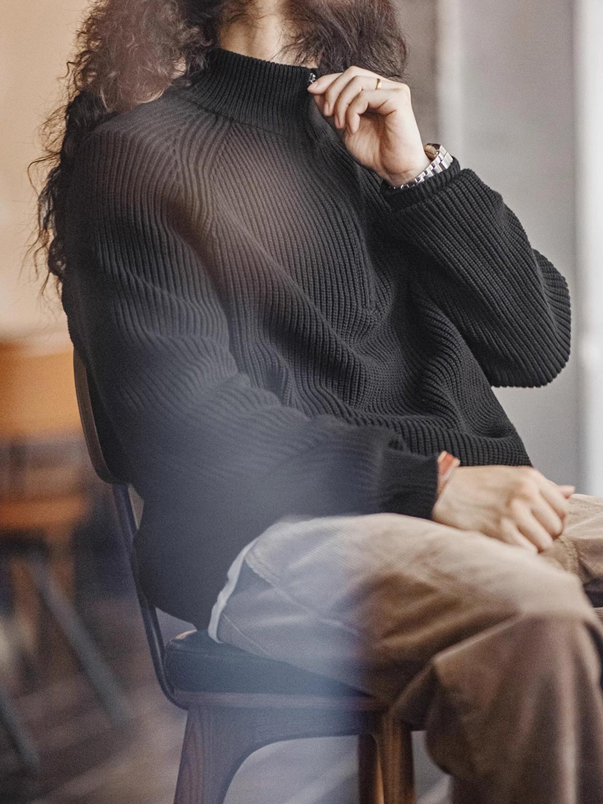 詳細画像: ハーフジップと縦リブの珠編みテクスチャーのディテール表示。しっかりとした編み地が立体感を生み、ヴィンテージ感が引き立つ仕上がり。

モデル画像: モデル着用のヴィンテージスタイルのニットセーター。レイヤードにも一枚でも楽しめる、クラシックな着こなし。